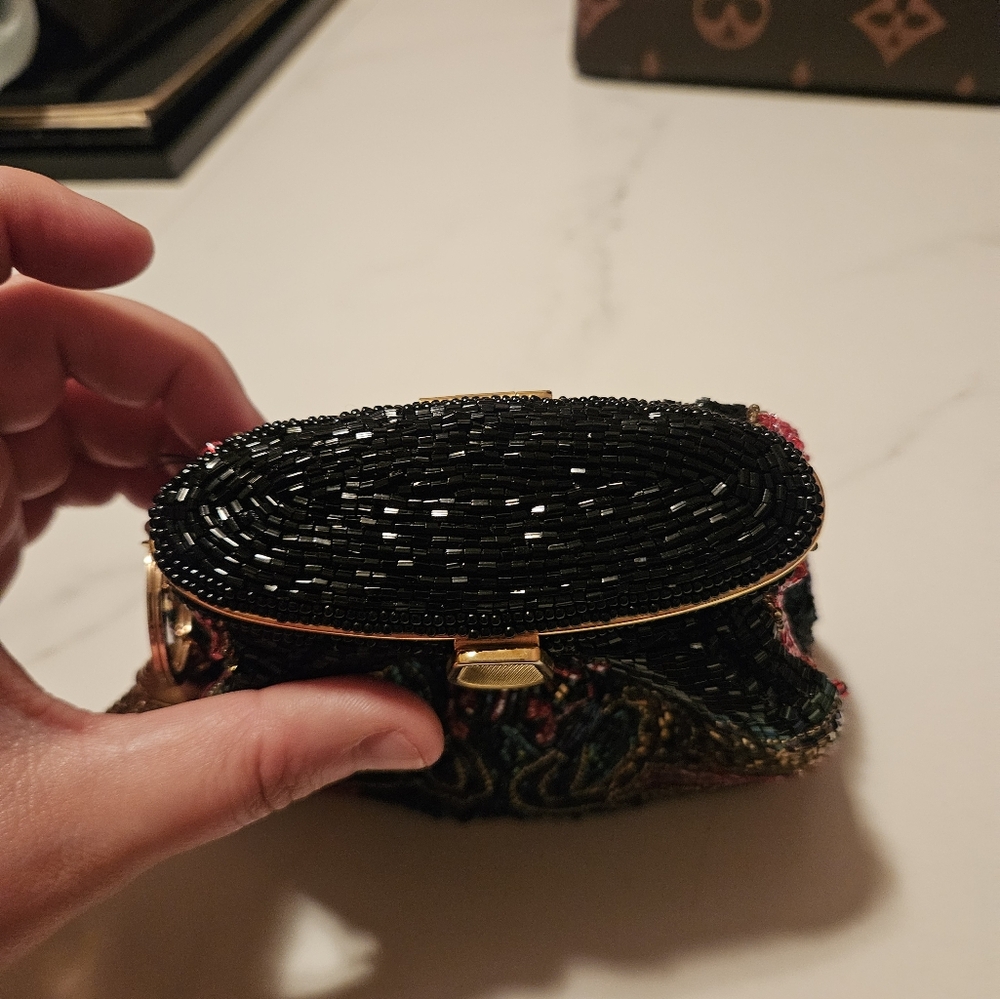 Vintage 😍  beaded clutch with gold hardware - Picture 3 of 7